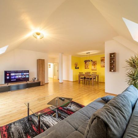 Moderne Dachgeschosswohnung - Parkplatz - Netflix Coburg Bagian luar foto