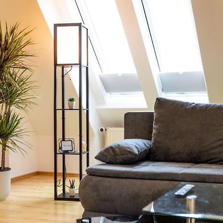 Moderne Dachgeschosswohnung - Parkplatz - Netflix Coburg Bagian luar foto