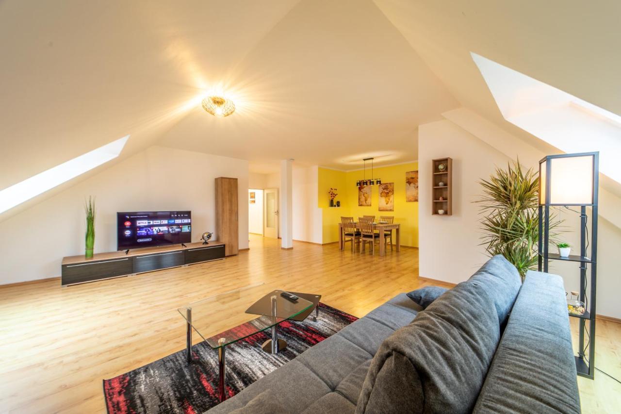 Moderne Dachgeschosswohnung - Parkplatz - Netflix Coburg Bagian luar foto