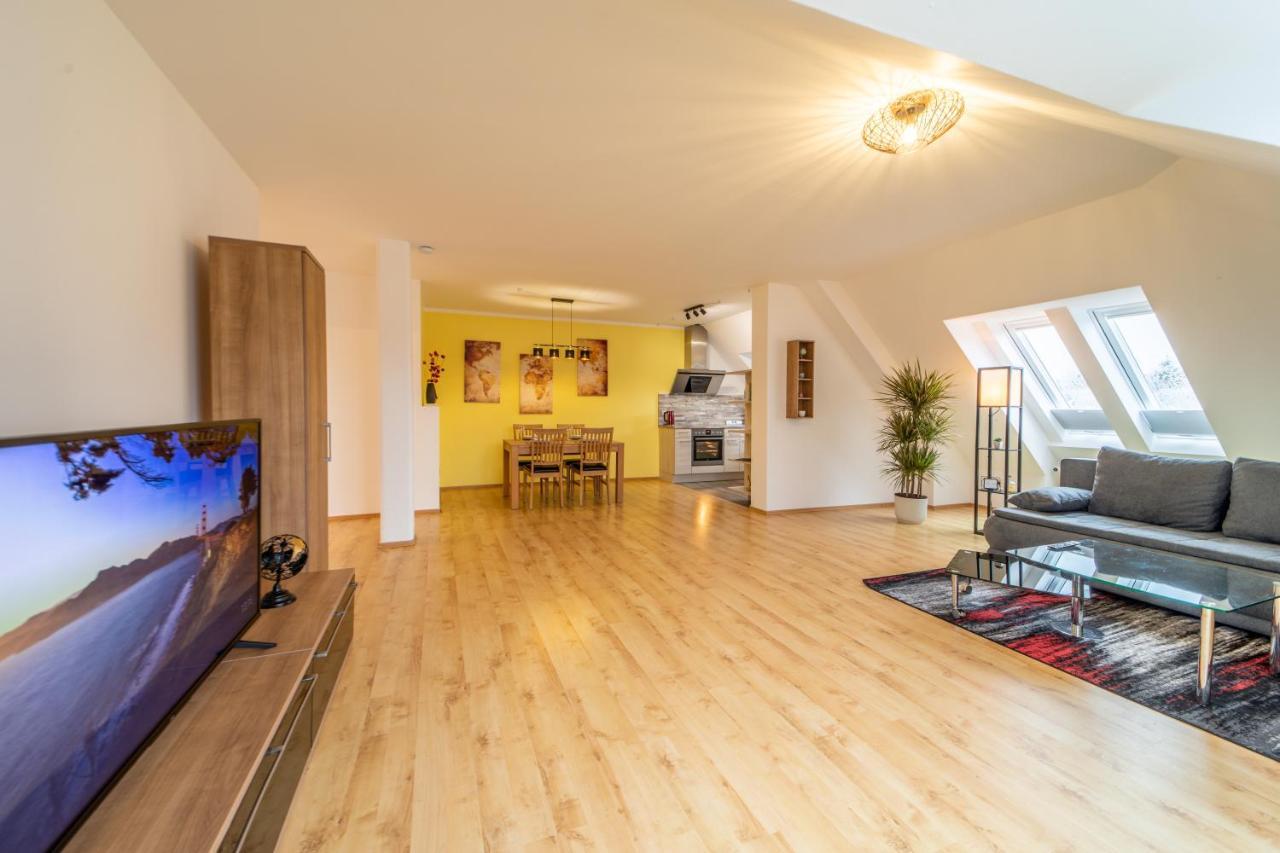 Moderne Dachgeschosswohnung - Parkplatz - Netflix Coburg Bagian luar foto