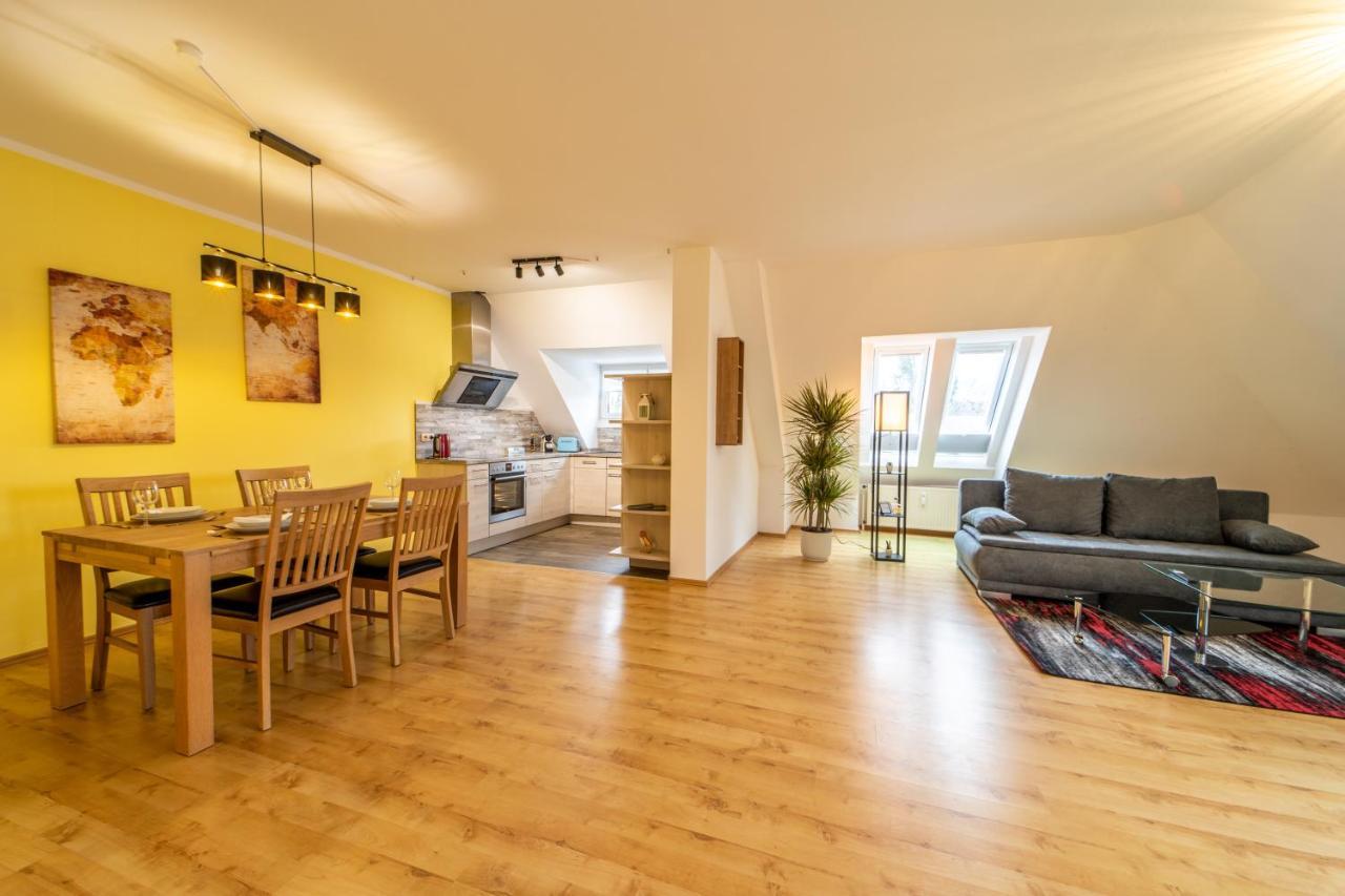 Moderne Dachgeschosswohnung - Parkplatz - Netflix Coburg Bagian luar foto