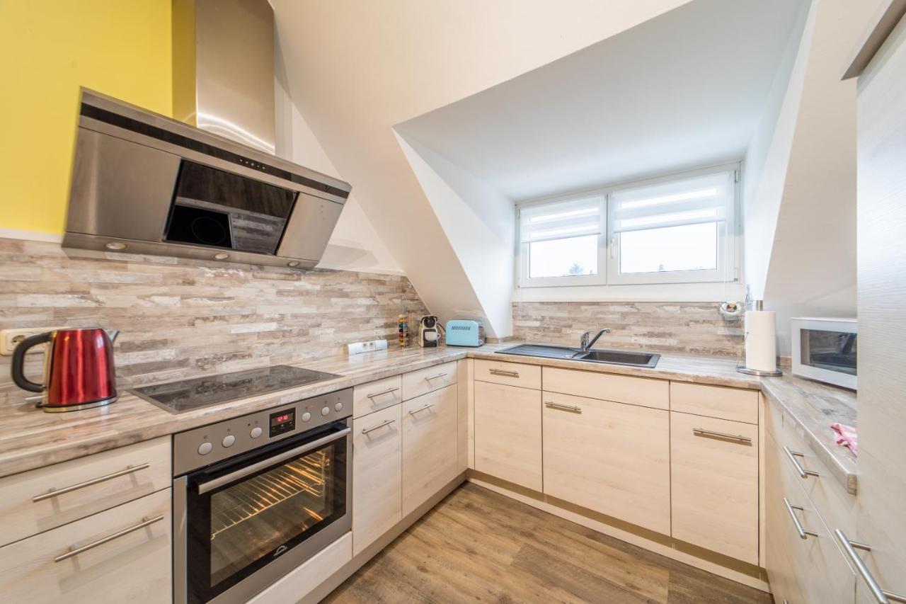 Moderne Dachgeschosswohnung - Parkplatz - Netflix Coburg Bagian luar foto