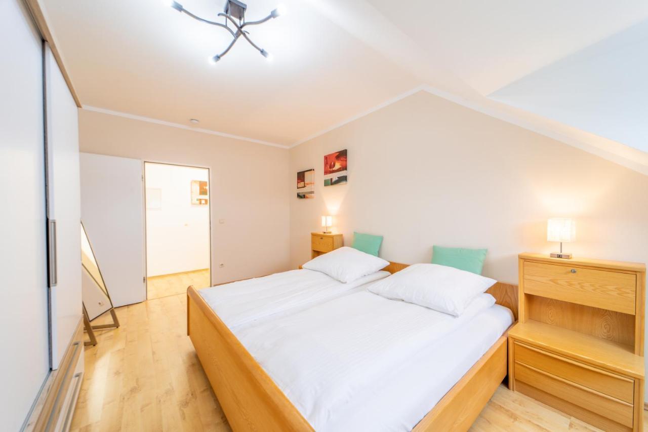Moderne Dachgeschosswohnung - Parkplatz - Netflix Coburg Bagian luar foto