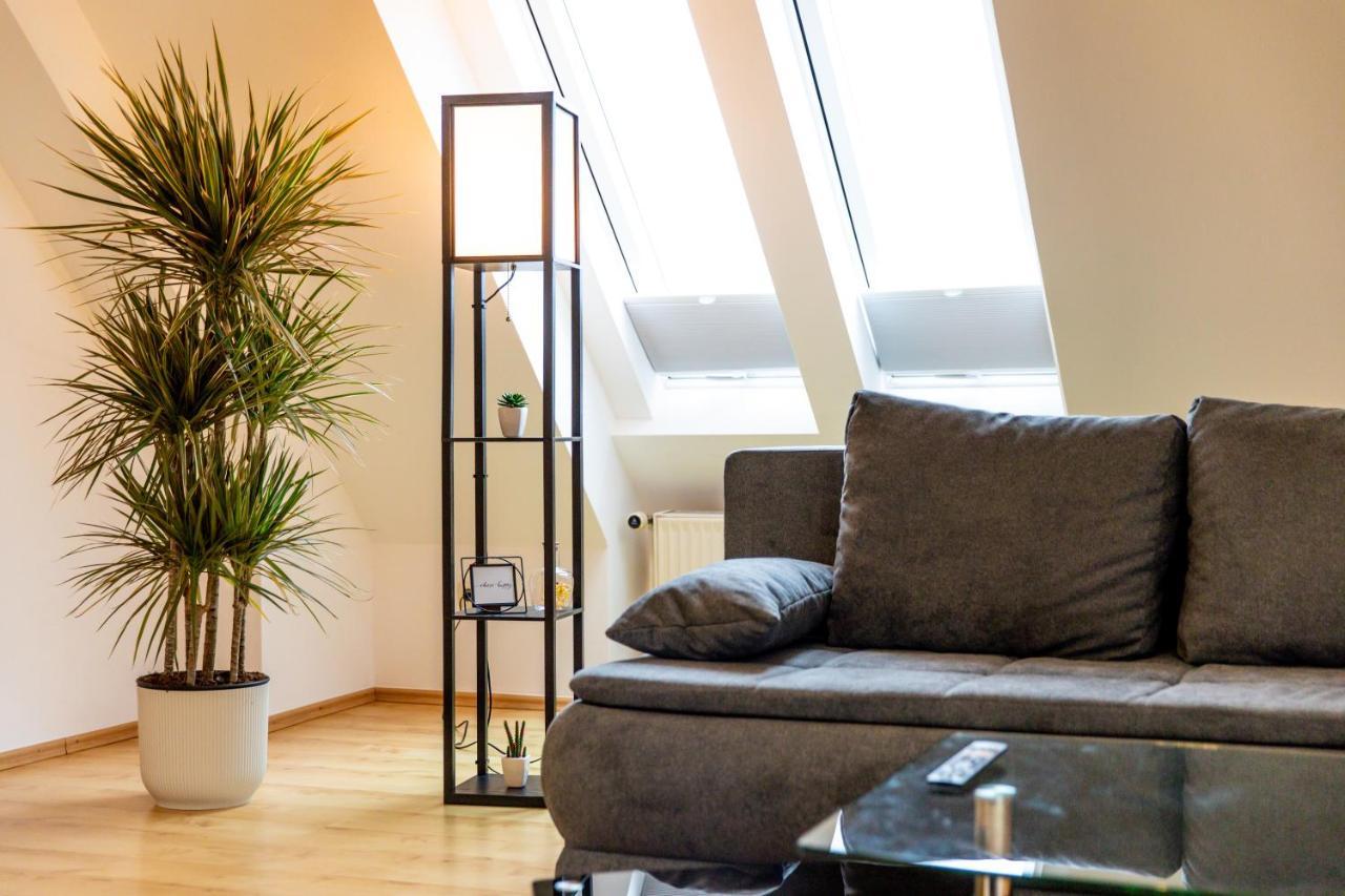 Moderne Dachgeschosswohnung - Parkplatz - Netflix Coburg Bagian luar foto